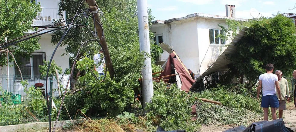 Yağmur, Dolu ve Fırtına Hayatı Felç Etti
