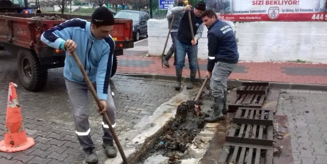 Yağmur suyu kanalları temizleniyor